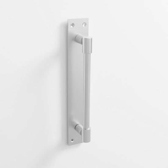 304 - Tirador puerta con placa en acabado níquel satinado