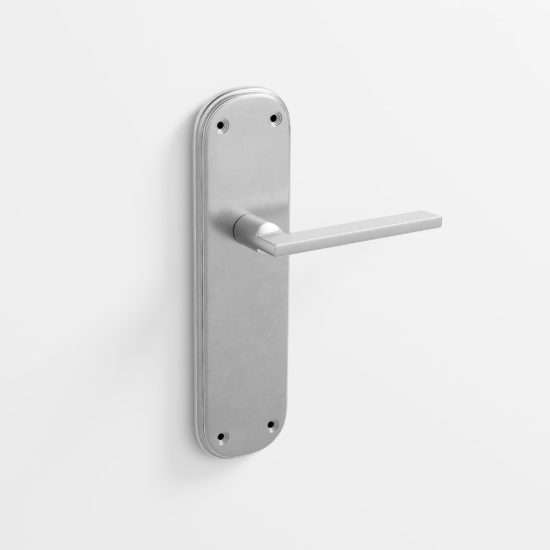 208 - Juego de manillas con placa para puerta en acabado níquel satinado